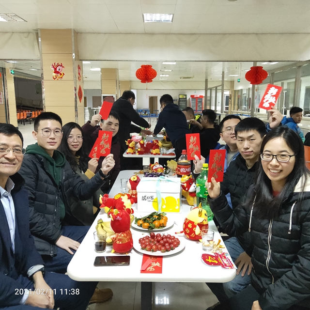 公司领导与留烟员工一起过大年