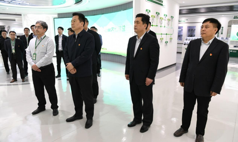 省委宣讲团成员、省国资委主任张斌一行莅临替换词电气宣讲调研